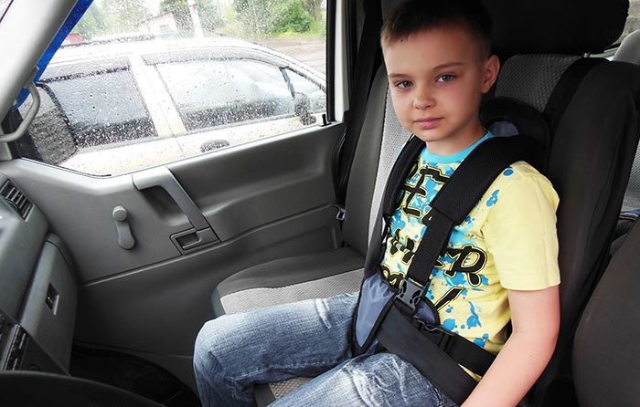 Со скольки лет можно возить ребенка на переднем сиденье без удерживающих устройств?