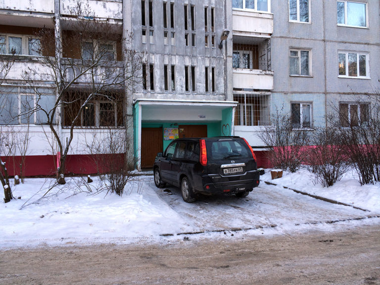 Машина в подъезде