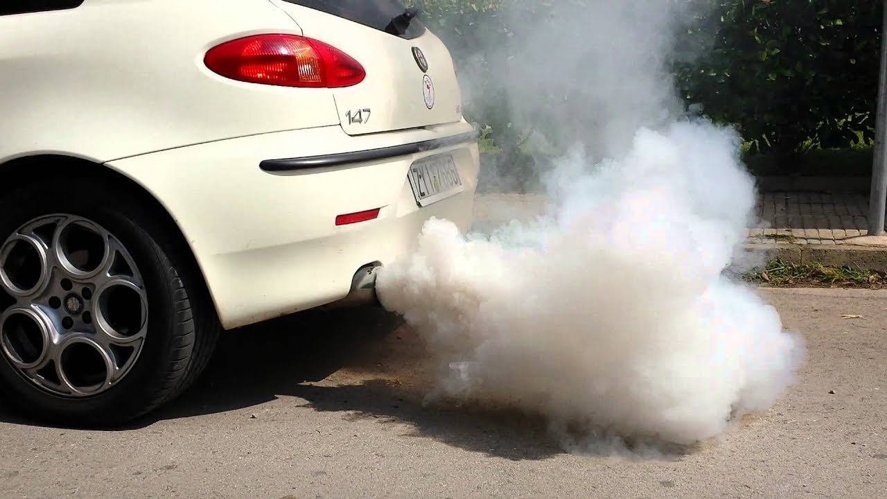 Почему машина дымит белым дымом?
